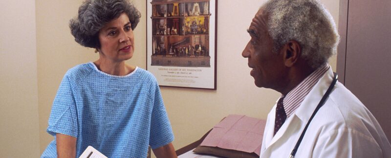 Un médecin échange avec une patiente pendant une consultation.