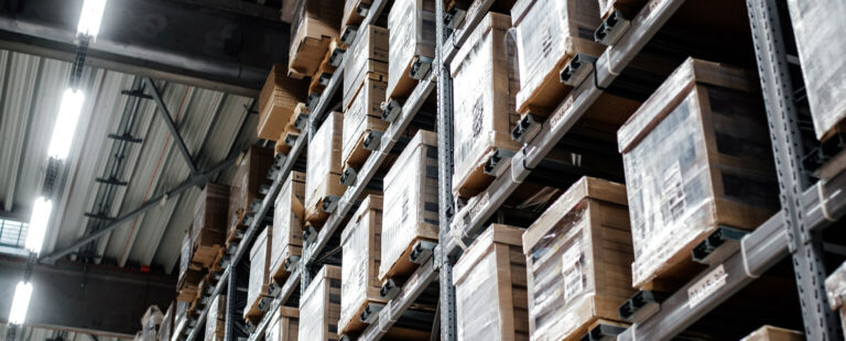 Des palettes de marchandises rangées sur les rayonnages d’un entrepôt.