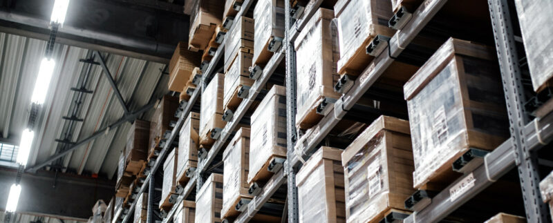 Des palettes de marchandises rangées sur les rayonnages d’un entrepôt.