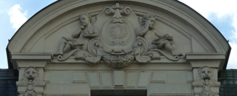 Détail de la façade du lycée Émile-Zola à Rennes sous un ciel lumineux.