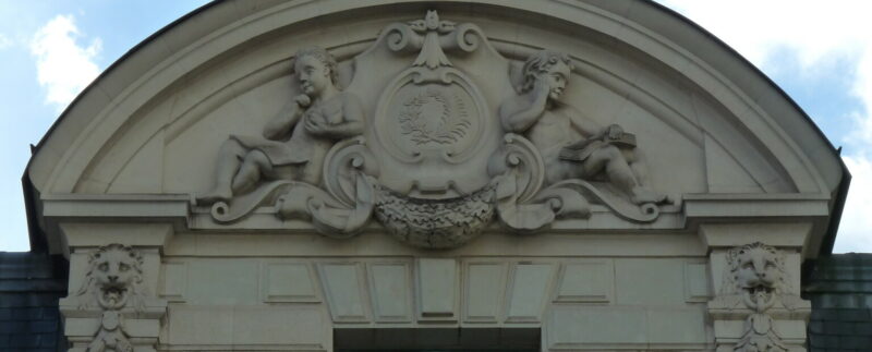 Détail de la façade du lycée Émile-Zola à Rennes sous un ciel lumineux.