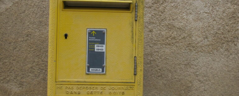 Boîte aux lettres jaune de La Poste en France.