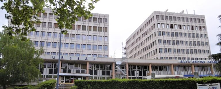 Immeuble CAF–Urssaf de la rue des Alliés à Grenoble, photographié en 2021.