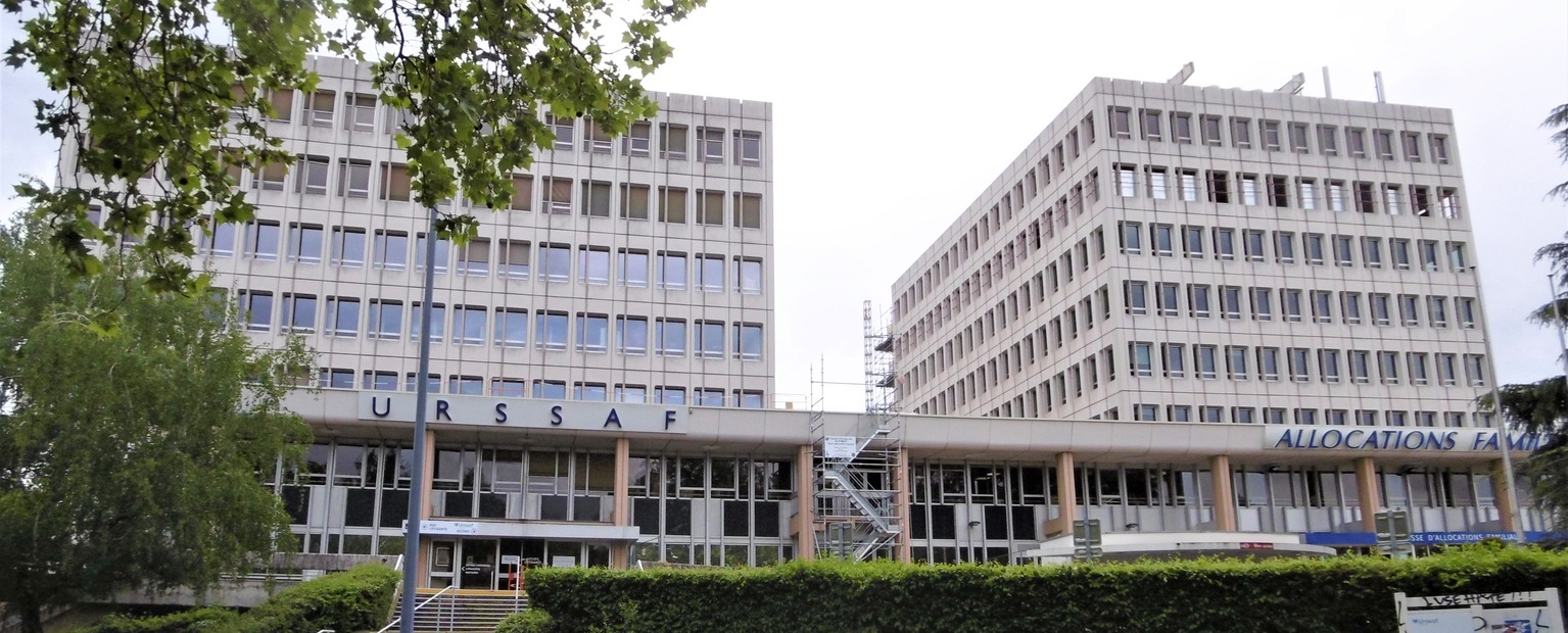 Immeuble CAF–Urssaf de la rue des Alliés à Grenoble, photographié en 2021.